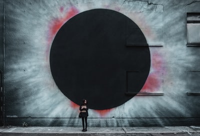 站在墙边的人